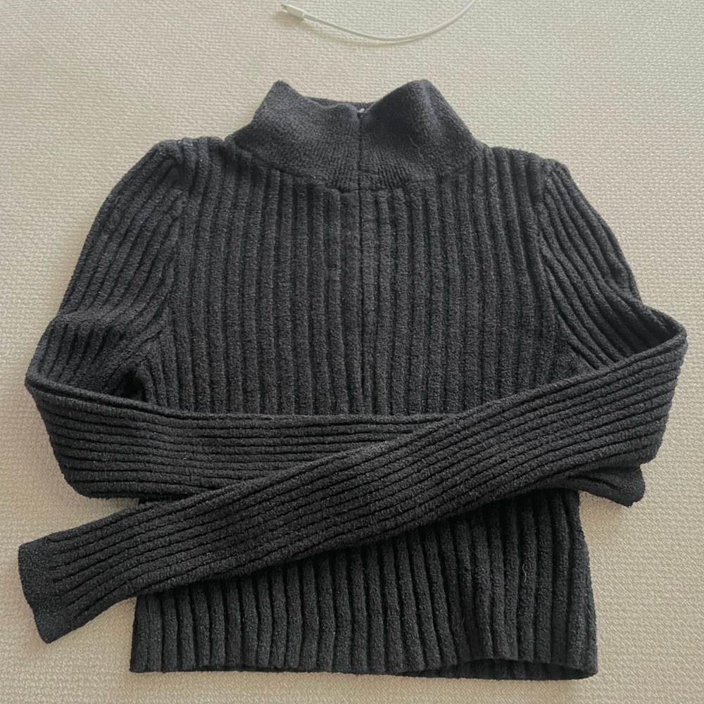 Urban Outfitters cropped black zip up mock neck long sleeve shirt